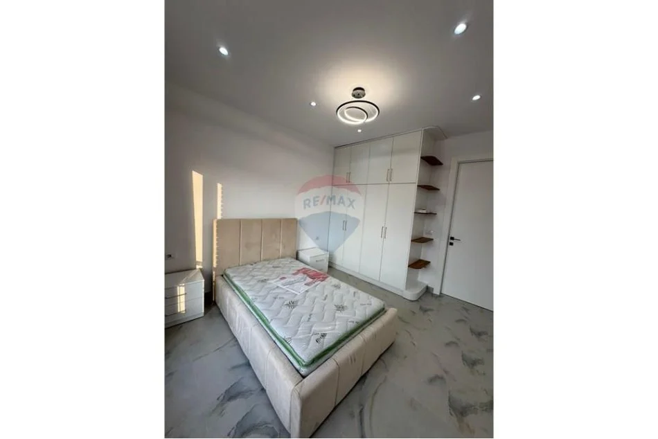 Tirane, jepet me qera apartament 2+1+Ballkon , 120 m² 1.300 € 