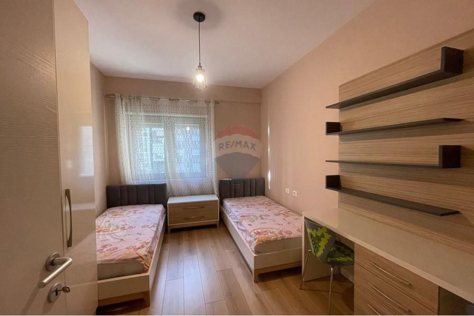 Tirane, jepet me qera apartament 2+1 , 100 m² 900 € 