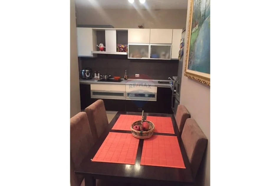 Tirane, jepet me qera apartament 1+1 Kati 5, 61 m² 650 € (Rruga Reshit Collaku)