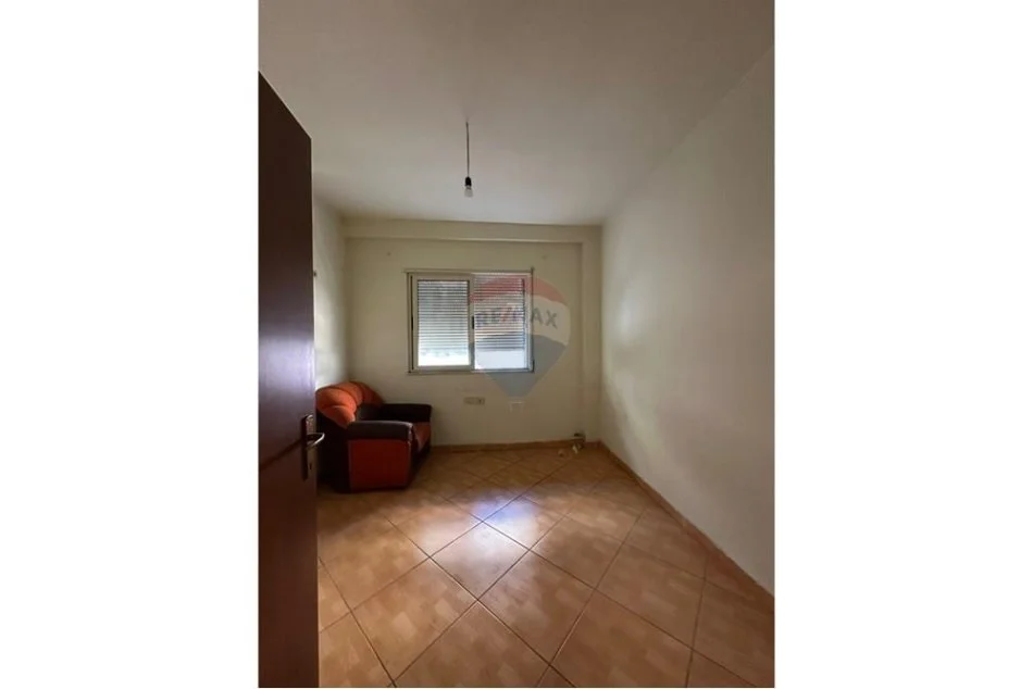 Tirane, jepet me qera apartament 2+1 Kati 4, 104 m² 350 € (Rruga Sotir Caci, Tiranë)