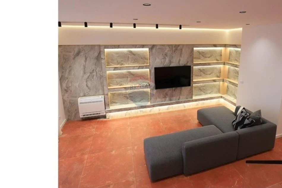 Tirane, jepet me qera Vile 5+1+Aneks+Ballkon Kati 2, 750 m² 3.000 € 