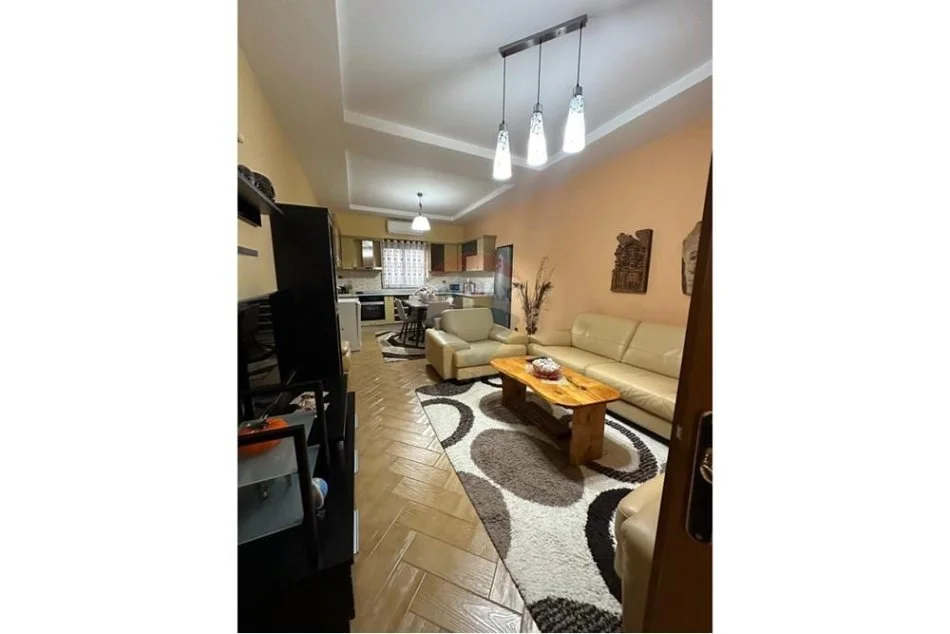 Tirane, jepet me qera apartament 2+1+Ballkon Kati 1, 100 m² 450 € (Shkoze)