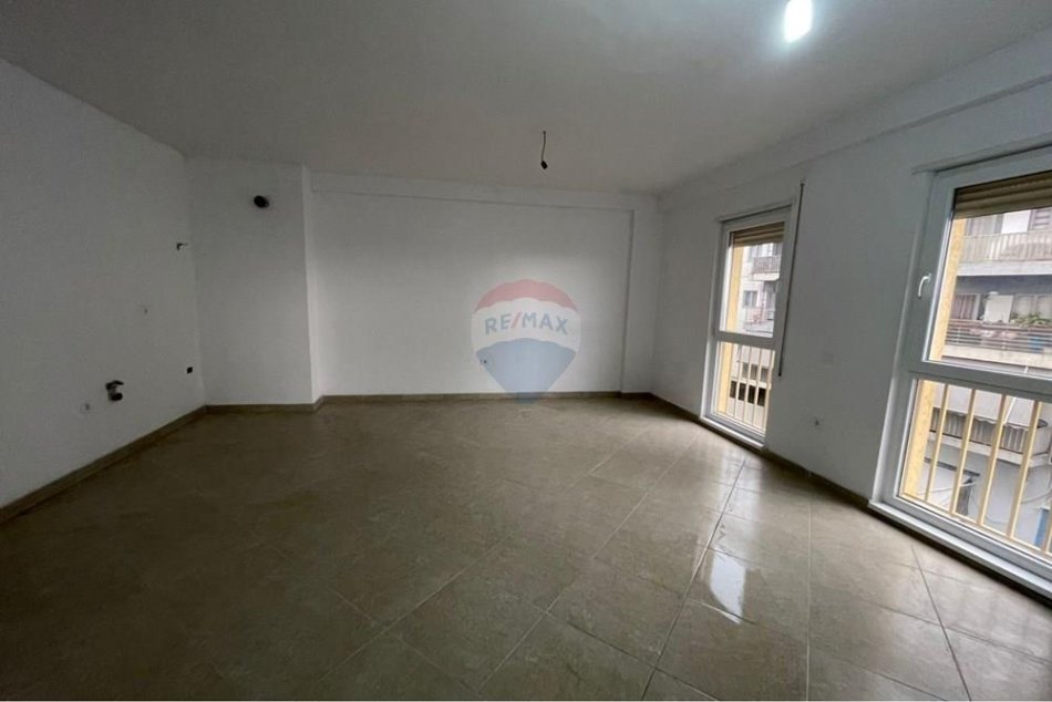 Tirane, shitet apartament 2+1+Ballkon , 119 m² (Blloku I Vilave, Tiranë)