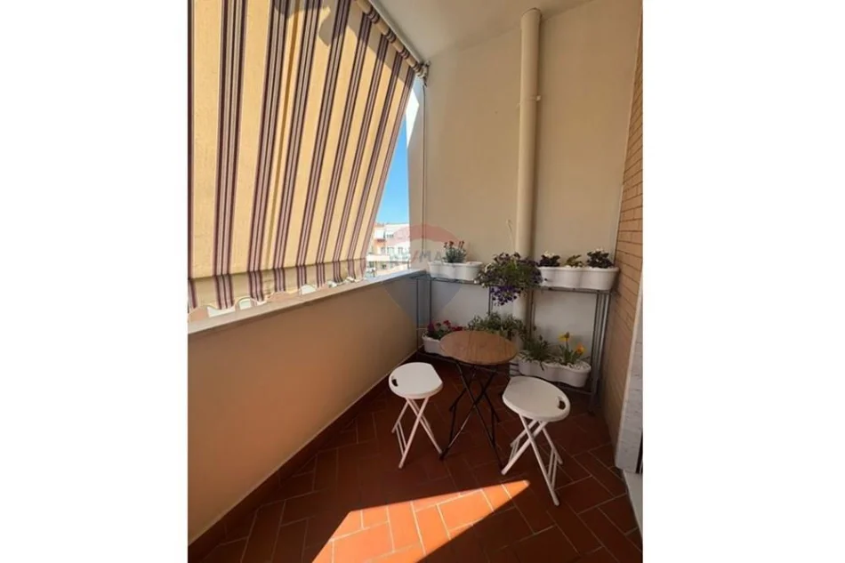 Tirane, jepet me qera apartament 2+1+Ballkon Kati 4, 97 m² 920 € (Kristal Center)