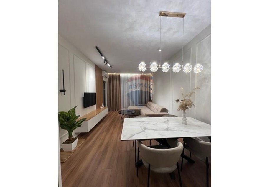 Tirane, jepet me qera 1+1 , 67 m² 750 € 