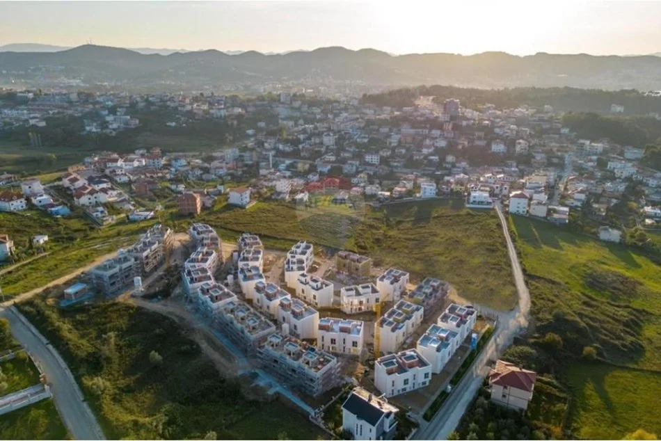 Tirane, jepet me qera Vile 2+1 , 196 m² 2.000 € (Liqeni i Thate)