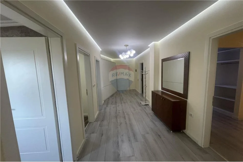 Tirane, jepet me qera 2+1+Ballkon , 155 m² 1.500 € 