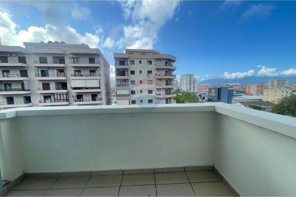 Vlore, jepet me qera apartament 2+1 Kati 6, 90 m² 550 € (Shtepia e Oficereve, Vlore)