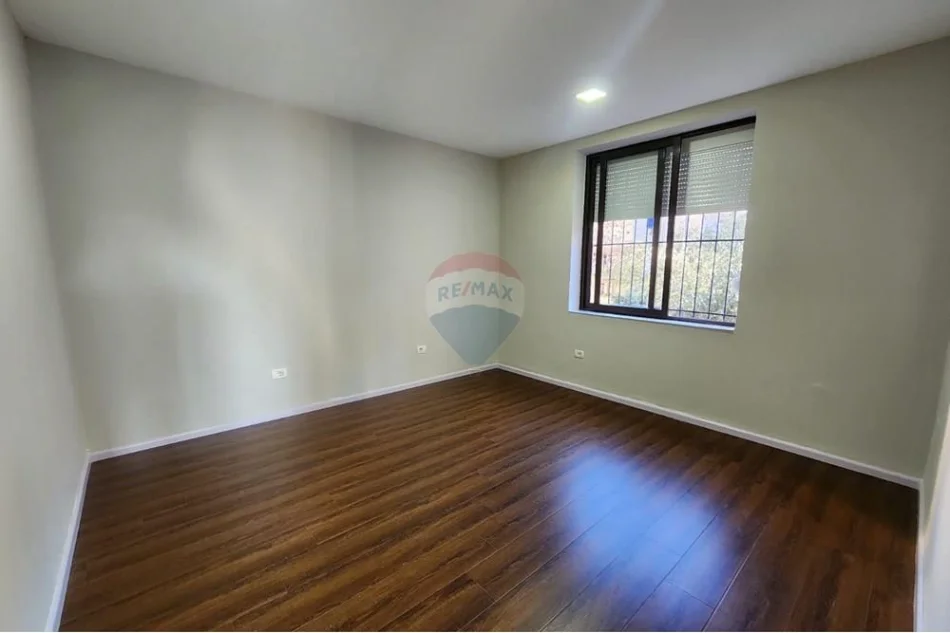 Tirane, jepet me qera , 164 m² 1.060 € (Fusha Ali Demi)