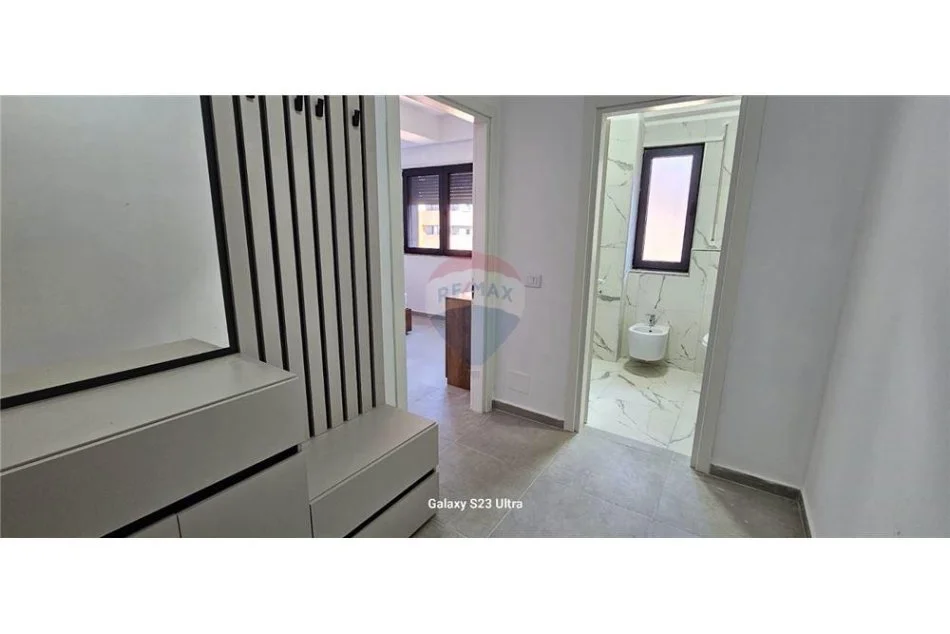 Tirane, jepet me qera apartament 1+1 , 76 m² 550 € (ish fusha e aviacionit)