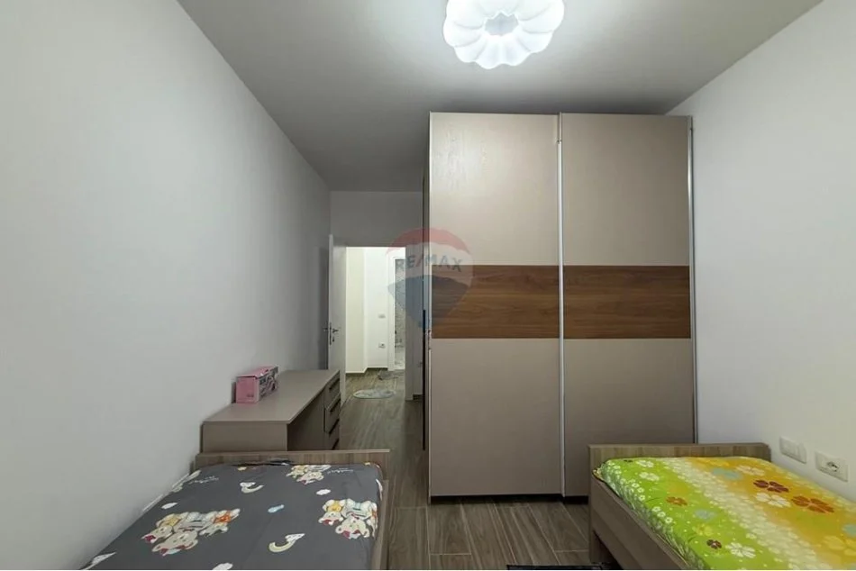 Tirane, jepet me qera apartament 2+1+Ballkon , 93 m² 650 € 
