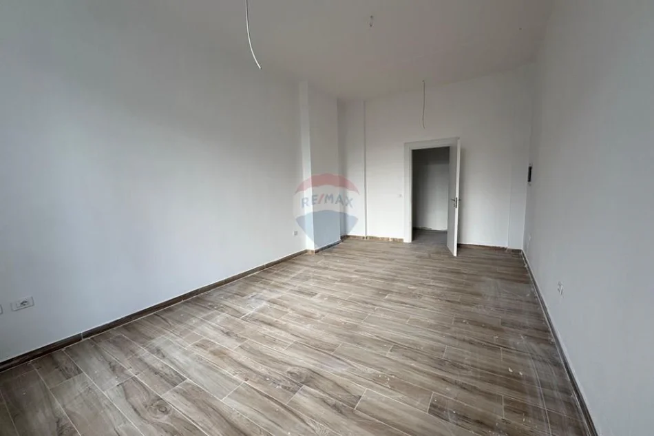 Tirane, jepet me qera ambjent biznesi Kati 2, 38 m² 650 € 