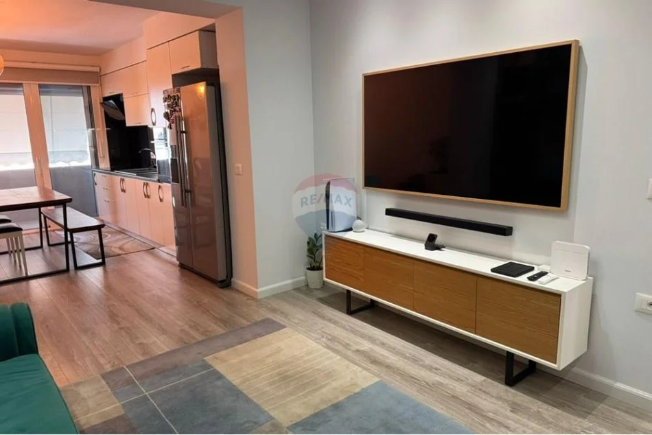 Tirane, jepet me qera apartament 2+1+Ballkon , 95 m² 1.000 € (Blloku)