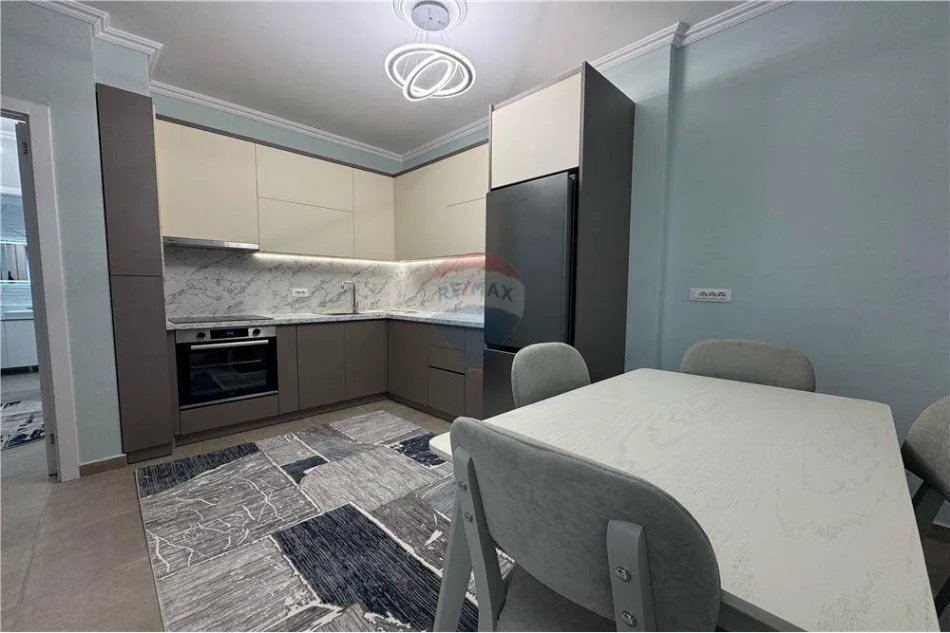 Shqiperi, jepet me qera apartament 2+1 , 100 m² 750 € (rruga karl gega)