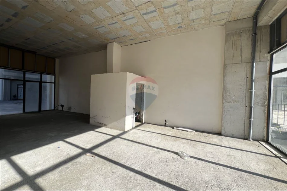 Vlore - Lungomare, shitet dyqan Kati 0, 67 m² 173.500 € (Lungomare, Vlorë)