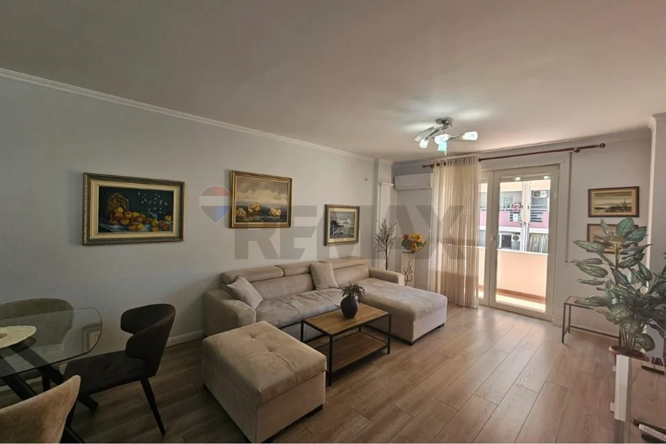 Tirane, jepet me qera apartament 1+1+Ballkon , 84 m² 740 € (Liceu Artistik)