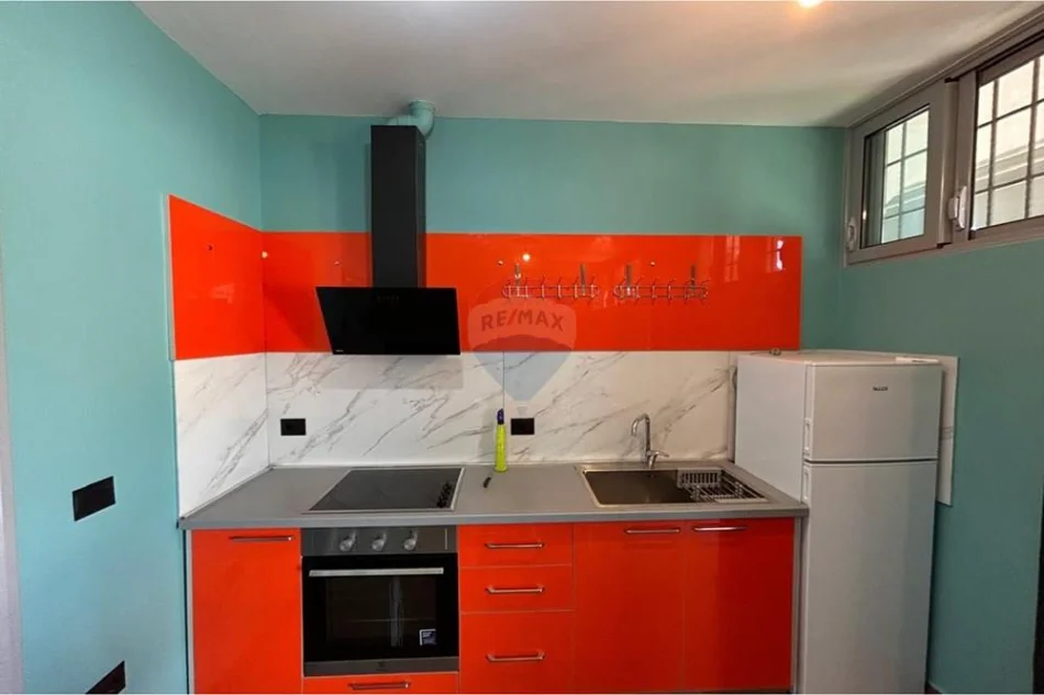 Vlore, jepet me qera apartament 1+1 Kati 1, 65 m² 250 € (Rruga Reshat Osmani)