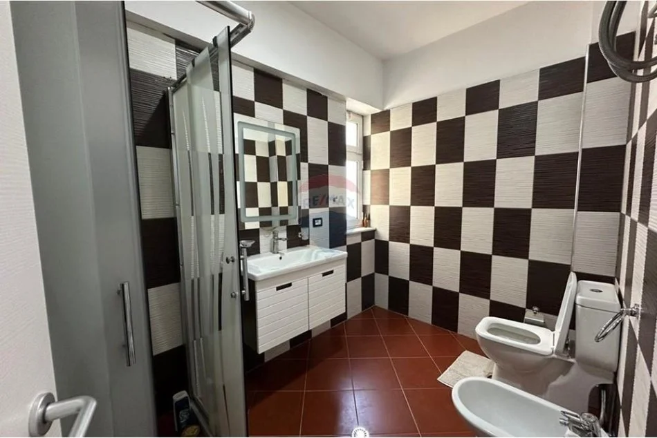 Tirane, jepet me qera apartament 2+1 Kati 2, 111 m² 750 € 