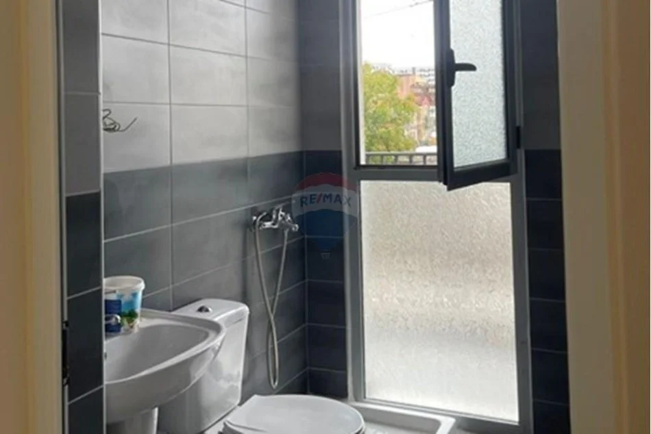 Tirane, jepet me qera apartament 2+1 Kati 2, 88 m² 430 € (Rruga 5 Maji, Tiranë)