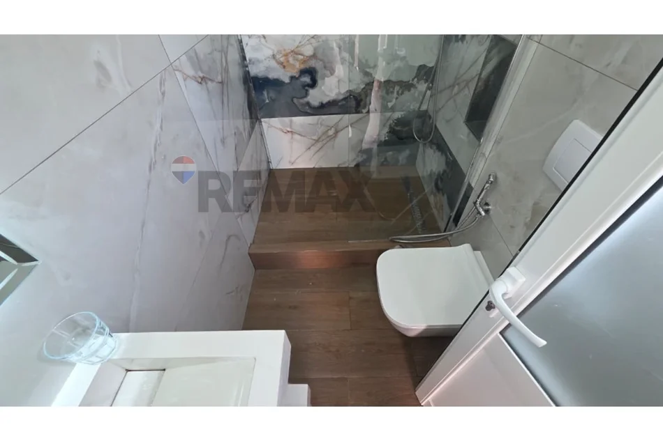 Vlore - Lungomare, jepet me qera apartament 1+1+Ballkon Kati 8, 67 m² 450 € (Rruga Reshat Osmani, Vlore)