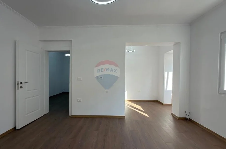 Tirane, shitet apartament 2+1 Kati 4, 76 m² 145.000 € (Sheshi Shtraus)