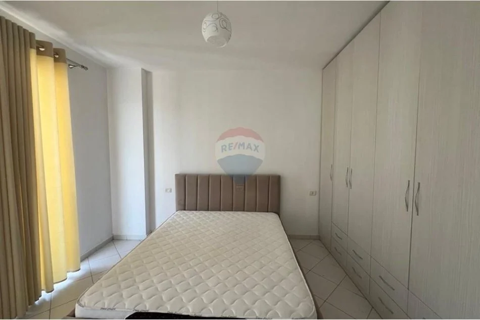 Tirane, jepet me qera apartament 1+1 , 66 m² 450 € (KMY, Yzberisht)