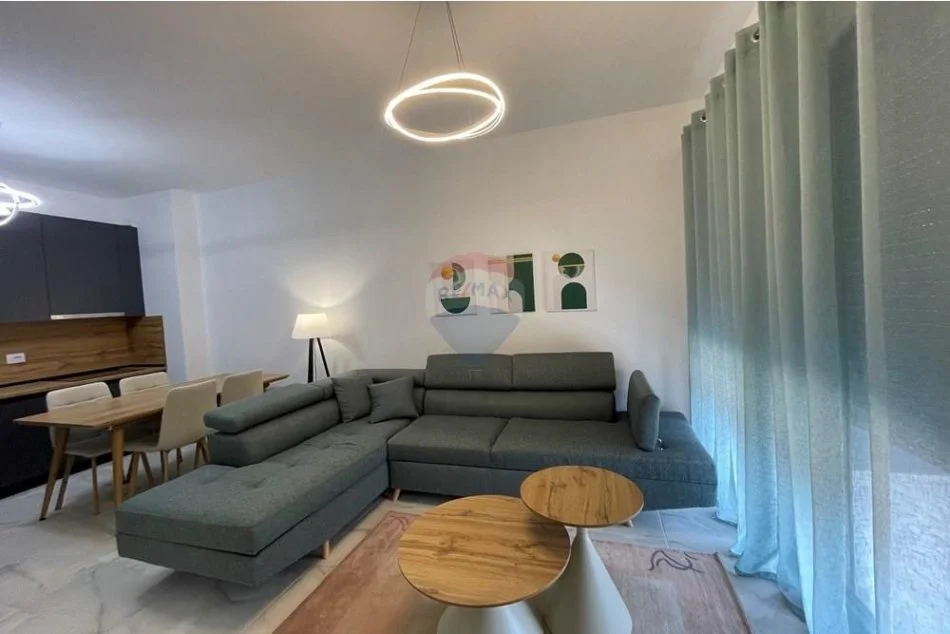 Tirane, jepet me qera apartament 2+1 , 105 m² 600 € (ish fusha e aviacionit)