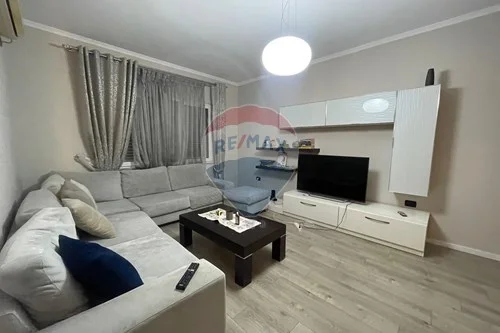 Tirane, jepet me qera apartament 2+1 , 105 m² 650 € (Komuna e Parisit)