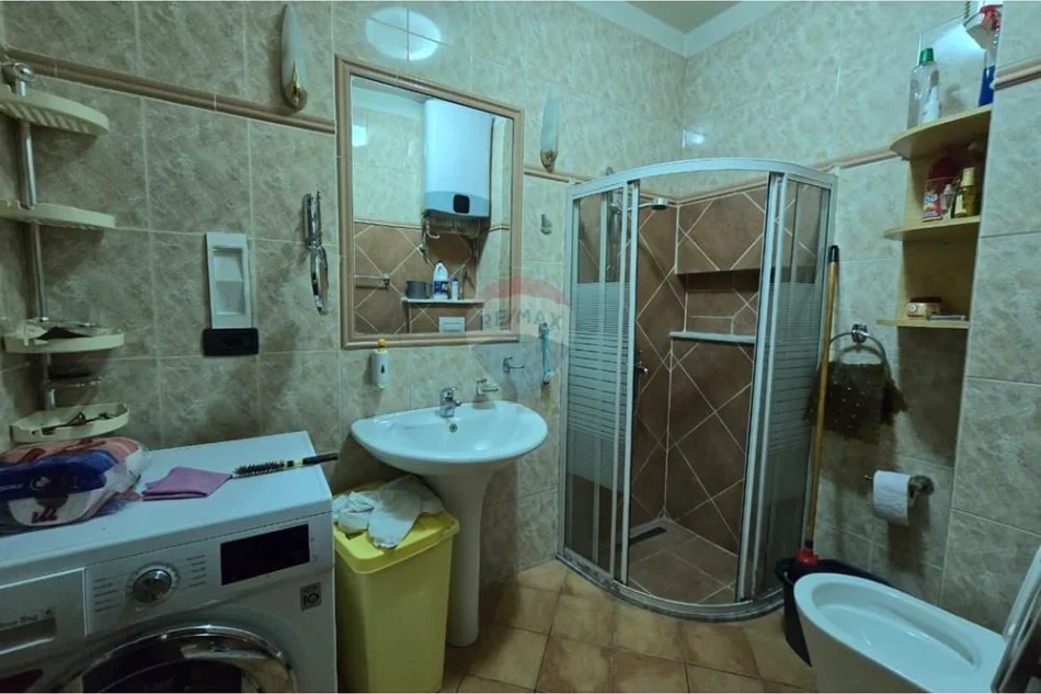 Tirane, jepet me qera apartament 2+1+Ballkon Kati 2, 88 m² 500 € (Komuna e Parisit)