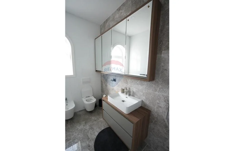 Elbasan, jepet me qera Vile 3+1 , 899 m² 3.000 € 