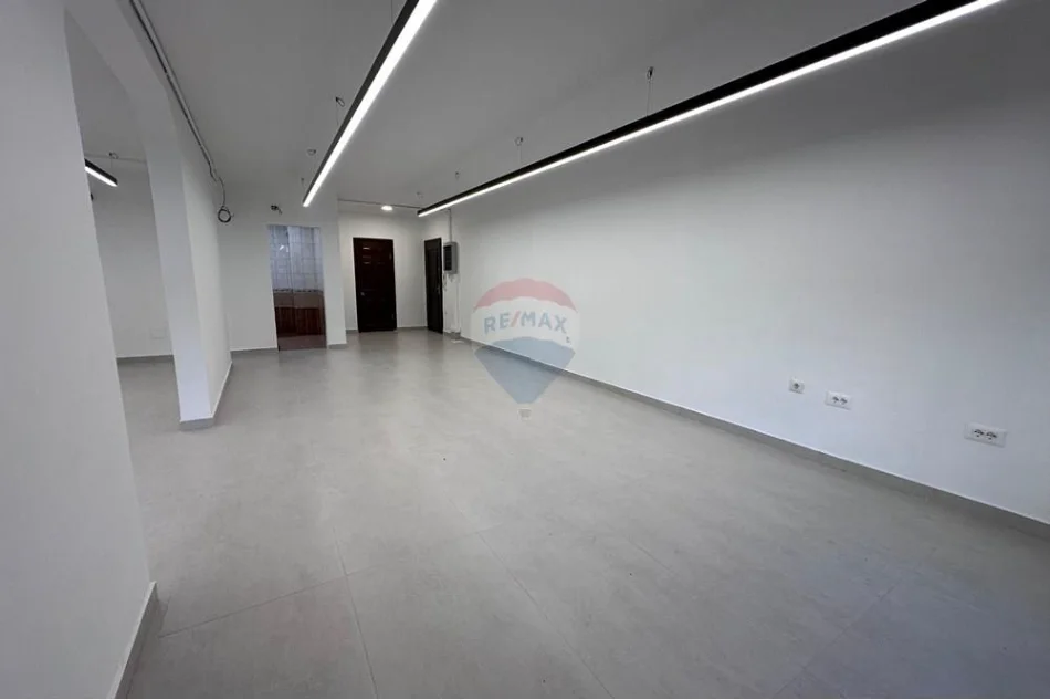 Tirane, jepet me qera ambjent biznesi Kati 0, 106 m² 1.000 € 
