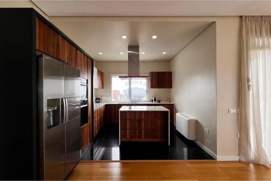 Tirane, jepet me qera apartament 2+1 , 168 m² 1.700 € (Kopshti Botanik, Tiranë)