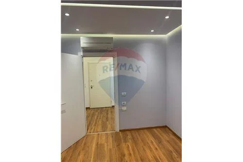 Tirane, jepet me qera zyre , 1.700 € 