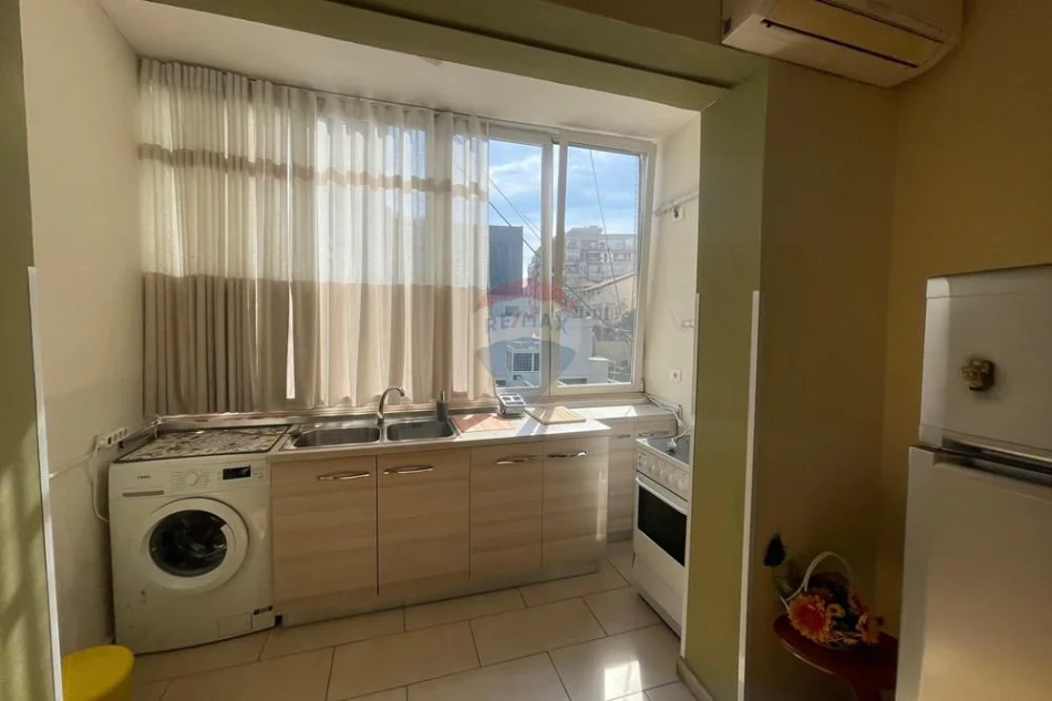 Tirane, jepet me qera apartament 1+1+Aneks Kati 2, 60 m² 570 € (Qender)