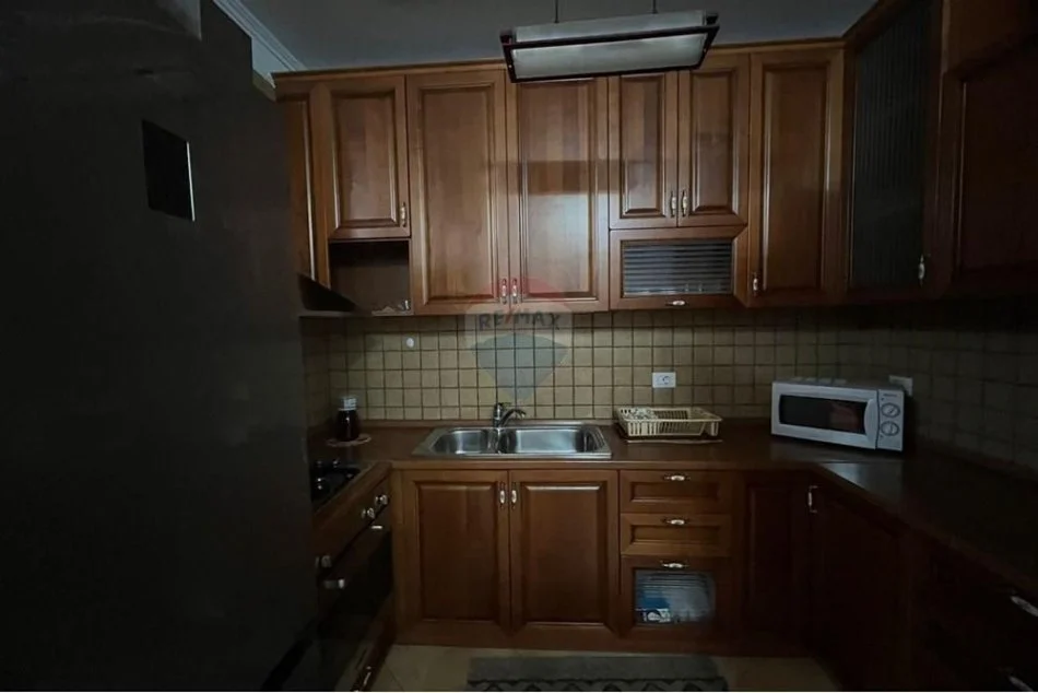 Tirane, jepet me qera apartament 1+1 Kati 1, 76 m² 500 € (Kompleksi Deliorgji)