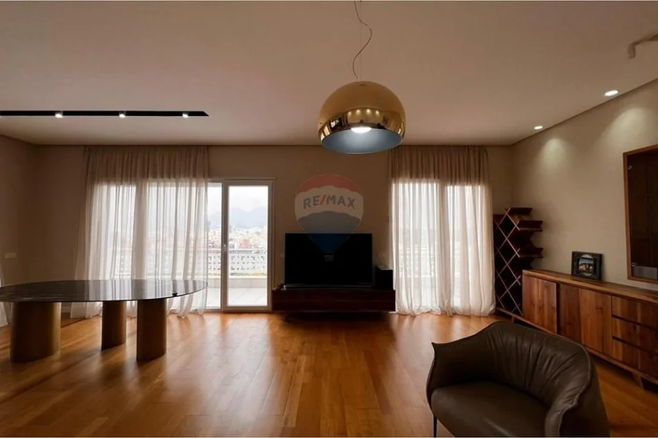 Tirane, jepet me qera apartament 2+1 , 168 m² 1.700 € (Kopshti Botanik, Tiranë)