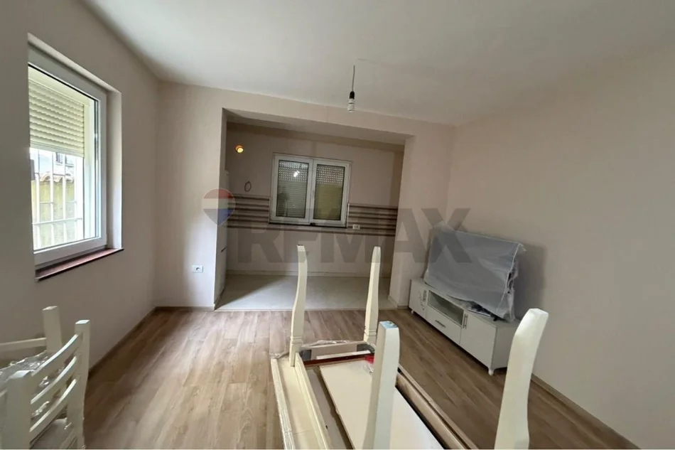 Tirane, jepet me qera apartament 3+1+Ballkon Kati 2, 120 m² 550 € (RRUGA E ELBASANIT)