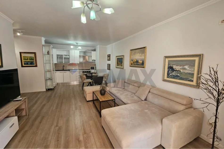 Tirane, jepet me qera apartament 1+1+Ballkon , 84 m² 740 € (Liceu Artistik)