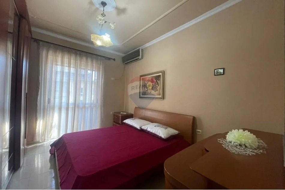 Tirane, jepet me qera apartament 1+1+Ballkon Kati 4, 75 m² 800 € 
