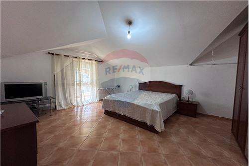 Tirane, jepet me qera apartament duplex 2+1 , 165 m² 600 € (21 Dhjetori, Shqipëri)