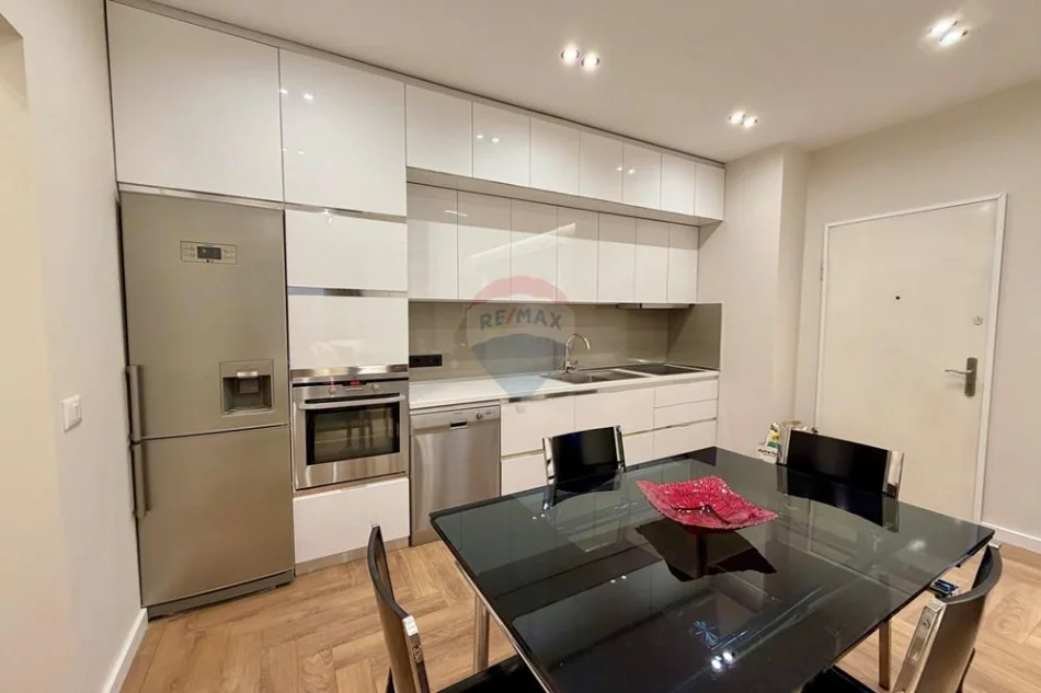 Tirane, jepet me qera apartament 2+1 Kati 5, 95 m² 945 € (Rruga Hoxha Tasim)