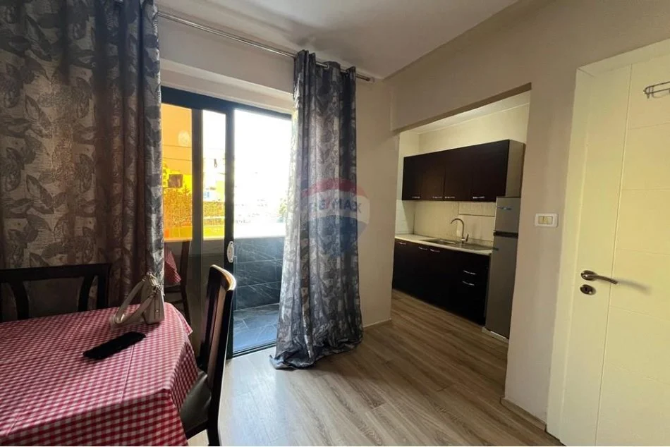 Tirane, jepet me qera apartament 1+1+Ballkon Kati 1, 70 m² 420 € (laprake)