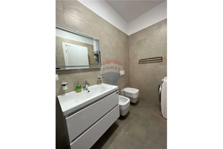 Tirane, jepet me qera apartament 2+1+Ballkon Kati 5, 92 m² 900 € 