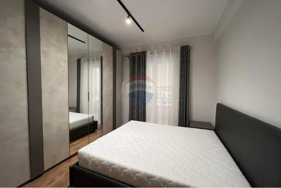 Tirane, jepet me qera apartament 2+1+Ballkon Kati 1, 88 m² 800 € 