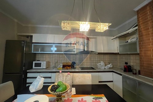 Tirane, jepet me qera apartament 2+1 , 105 m² 650 € (Komuna e Parisit)