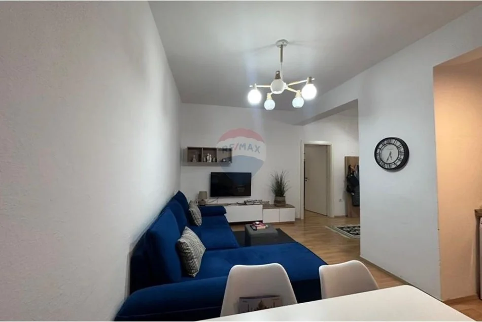 Tirane, jepet me qera apartament 1+1 Kati 4, 52 m² 650 € (Sheshi Skënderbej,)