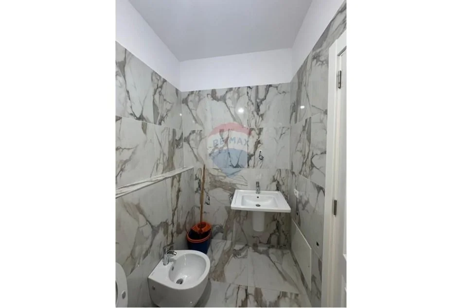 Tirane, jepet me qera apartament 2+1 , 100 m² 700 € (Porcelan)