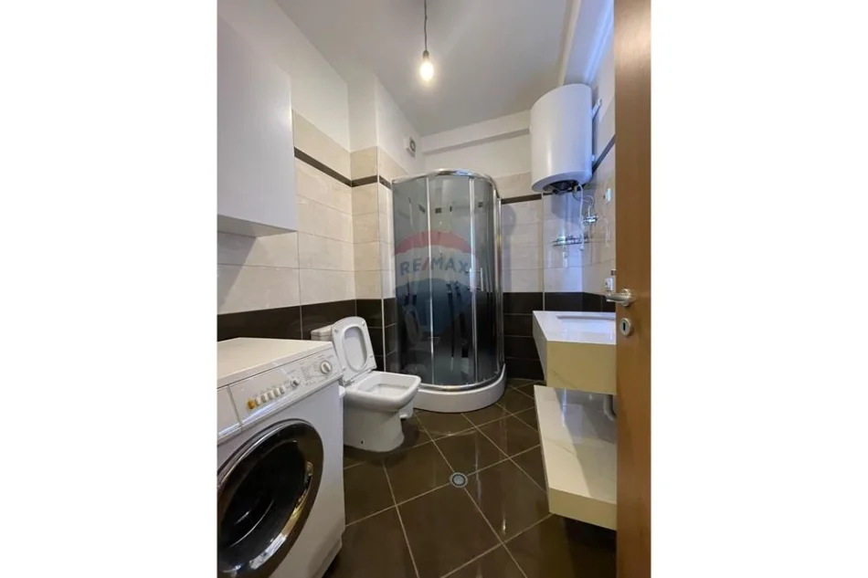 Tirane, jepet me qera apartament 1+1+Ballkon Kati 3, 62 m² 680 € (Rruga e Kavajes)