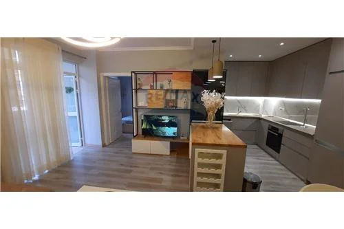 Tirane, jepet me qera apartament 3+1 , 113 m² 900 € (Komuna e Parisit, Albania)