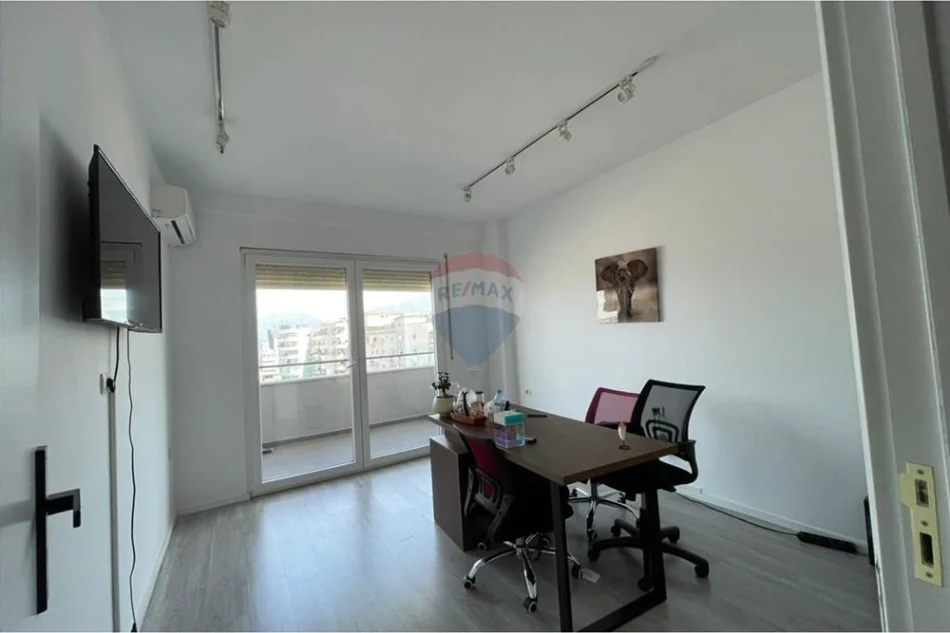 Tirane, jepet me qera zyre Kati 10, 140 m² 1.200 € (Kristal Center)